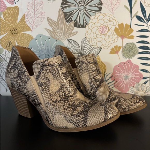 Y-Not Shoes - Chic Snakeskin Pattern Heeled Boots